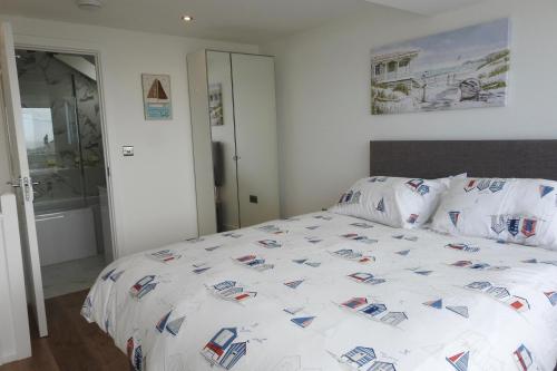 CastletownCuddy的卧室配有带白色棉被的床
