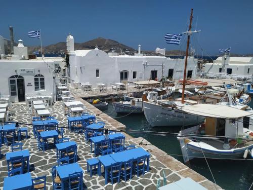 KrotiriEvilou's House的海港里一群蓝色的椅子和船