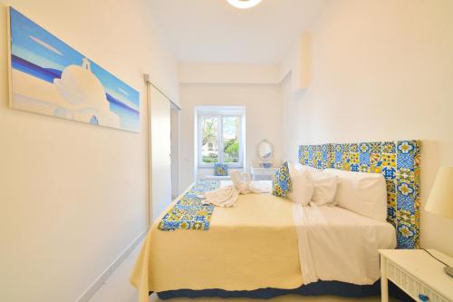伊斯基亚Apartment Casa Suite Teresa , centro di Forio , Ischia的一间卧室配有一张黄色床罩的床