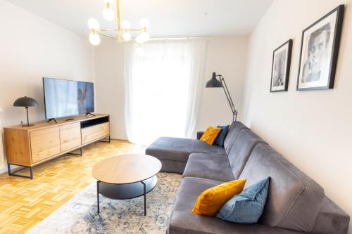 兰施泰因Lahn Living II - Modernes Apartment mit Balkon的客厅配有沙发和桌子