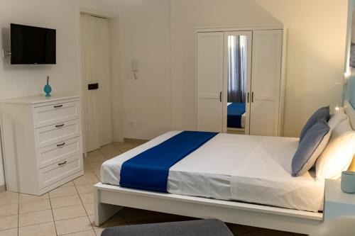 玛格丽塔萨沃亚Blu Salina - Casa Vacanze的白色卧室配有床和镜子