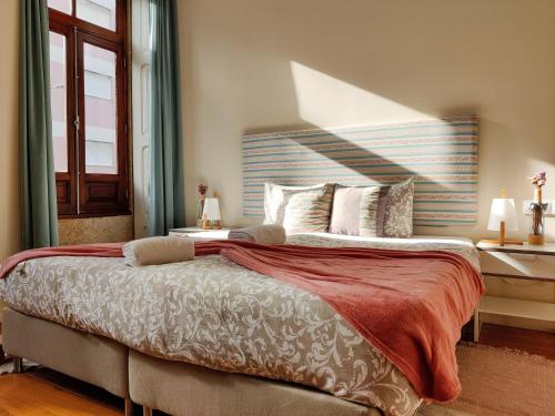 波尔图Sweet Swell的一间卧室设有一张大床和一个窗户。