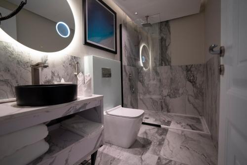 吉达Prime Al Corniche Hotel的一间带水槽和卫生间的浴室