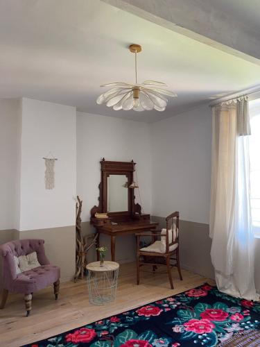 CoursanLe logis blanc bed&breakfast的客厅配有镜子和椅子