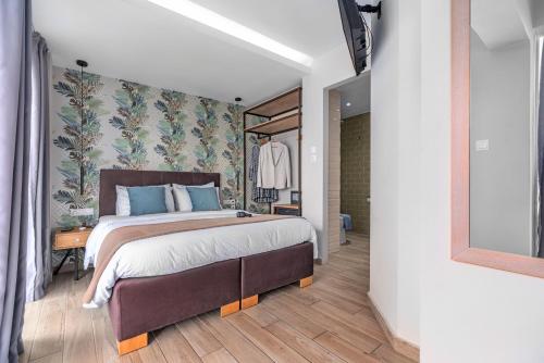 雅典Maison 66, Riviera Hotels的一间卧室,卧室内配有一张大床