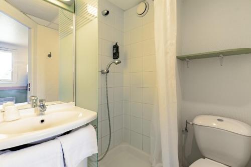 希尔蒂盖姆B&B HOTEL Strasbourg Nord Schiltigheim的带淋浴、盥洗盆和卫生间的浴室