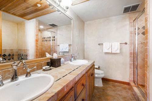 帕克城加里多尼酒店的一间带水槽、卫生间和镜子的浴室