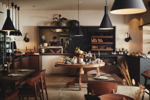 德意志兰茨贝格Boutiquehotel DAS ZEITWERT的厨房里配有桌子和男士