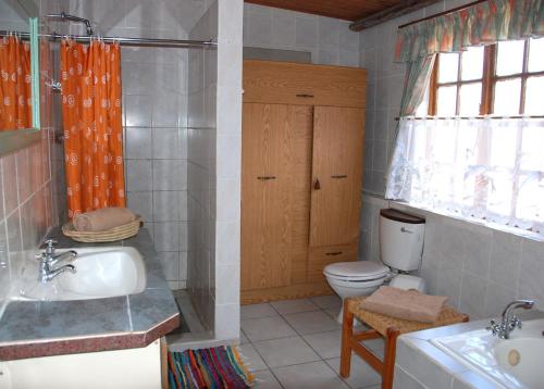 ManguziKosi Moon Bed and Breakfast的一间带水槽和卫生间的浴室