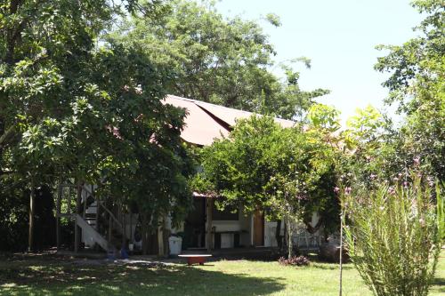 JalobaAmaya's Hostel的院子前有树木的房子