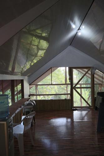 JalobaAmaya's Hostel的客房设有带窗户的屋顶和木地板。