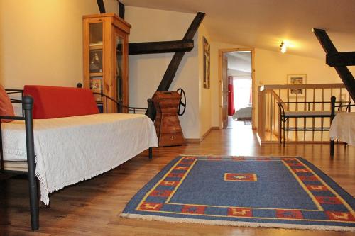BuchholzZur Alten Tabakscheune的一间卧室配有一张床,铺有木地板。