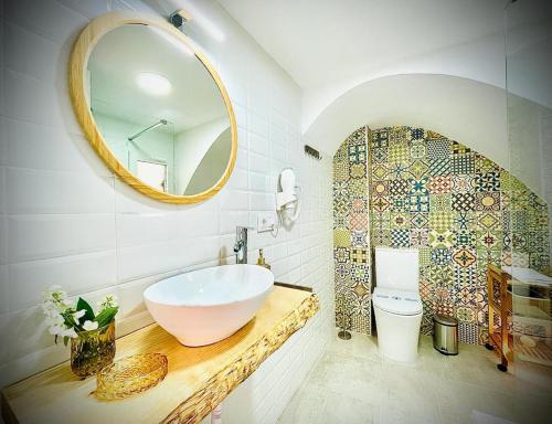 梅里达Apartamentos Guaditania的一间带水槽和镜子的浴室