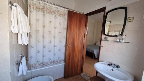 维塞乌Hotel Bela Vista的一间带水槽、卫生间和镜子的浴室