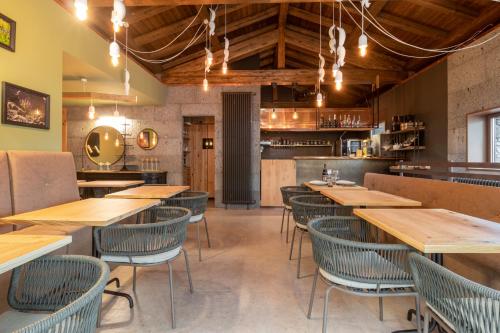 拉加尔纳Locanda Milia的一间空餐厅,配有木桌和椅子