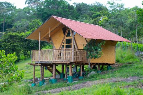 皮塔利托Laguna Guaitipán Ancestral的山丘上一座带红色屋顶的小房子