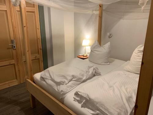 塞萨洛尼基Jetpak Alternative Eco Hostel的一张桌子上灯的房间里两张床铺