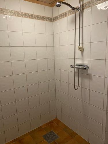 萨伦Lillfallet mysig fjällstuga med bästa läge på fjället的带淋浴的浴室和白色瓷砖墙壁