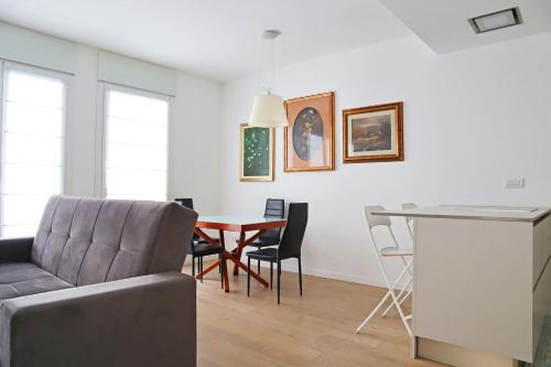 米兰Porta Romana Elegant Apartment的客厅配有沙发和桌子