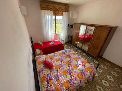 特拉帕尼Sunset的一间卧室配有一张床和镜子
