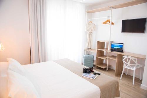 阿兰扎达玛阿祖尔酒店的酒店客房,配有床和电视