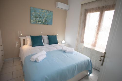 卡拉马基Mel Studio 2 (kalamaki)的一间卧室配有蓝色的床和毛巾