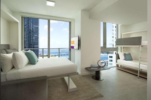 迈阿密YOTELPAD Miami的一间卧室设有一张床和一个大窗户