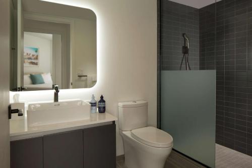迈阿密YOTELPAD Miami的一间带卫生间、水槽和镜子的浴室