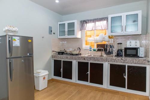 佩德纳莱斯Villa confortable para 7 personas的厨房配有不锈钢冰箱和窗户