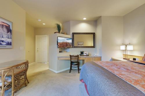 本德River Ridge 513B的一间卧室配有一张床、一张桌子和一张桌子