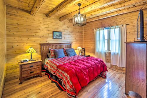 Rapid RiverBeachfront Lake Michigan Log Cabin with Sauna!的小木屋内一间卧室,配有一张床