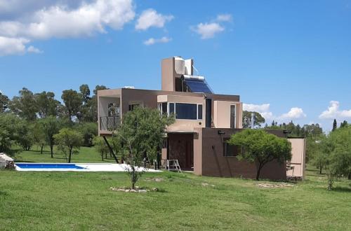 圣哈维尔SOLSALI Cabaña moderna的前面有游泳池的房子