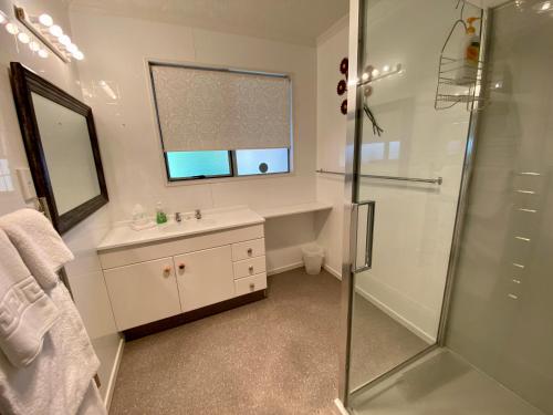 特威泽尔拉斯林度假屋的带淋浴、盥洗盆和镜子的浴室