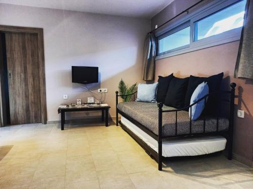 佩里萨Etoile apartment的客房设有1张床、1台电视和1张桌子。