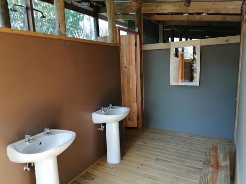 MirapeneSemowi Lodge and Campsites的一间带两个盥洗盆和窗户的浴室