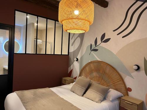 阿姆博斯徽盾酒店的一间卧室配有一张床和一个吊灯