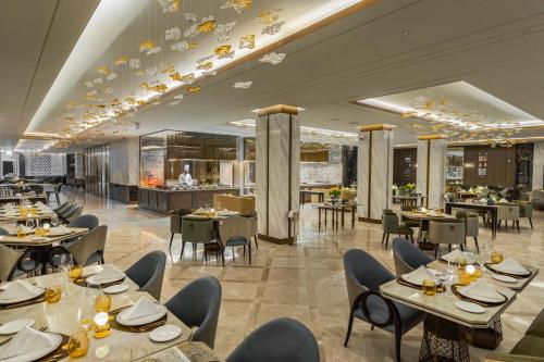 Taj Exotica Resort & Spa, The Palm, Dubai餐厅或其他用餐的地方