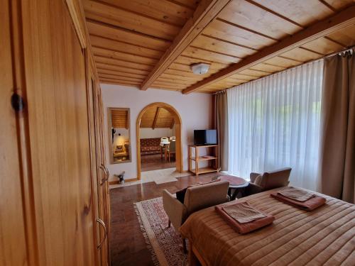 特尔乔夫Apartmány Skalka的一间卧室设有一张床和一间客厅。