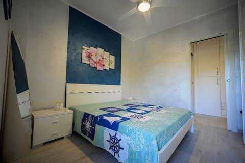 雷卡纳蒂港Appartamento Camilla的一间卧室配有一张床和一个梳妆台