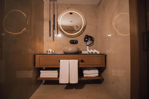 特拉布宗Panagia Premier Trabzon的浴室配有盥洗盆、镜子和毛巾