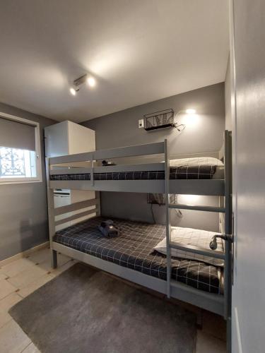 勒托尔Mas des Cigognes的一间设有三张双层床的客房