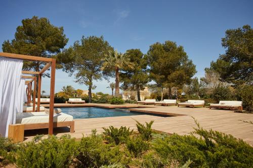 科洛尼亚圣霍尔迪Fontsanta Hotel Thermal & Spa - Adults Only的后院设有游泳池和木甲板