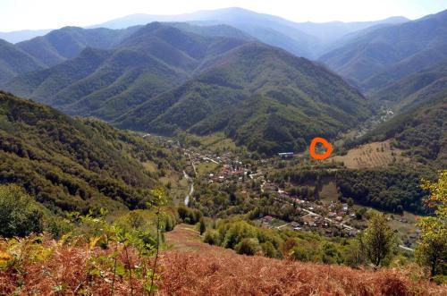 里巴里卡Вила Даяна的一只橙色风筝飞过一个山谷