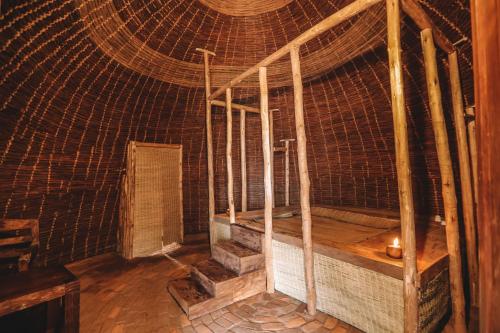 卡门贝Sextantio Rwanda, The Capanne (Huts) Project的一个大笼子的房间内部
