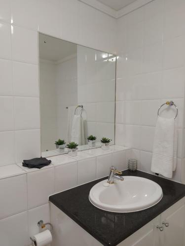 克尼斯纳Belle View @ Knysna Quays的白色的浴室设有水槽和镜子