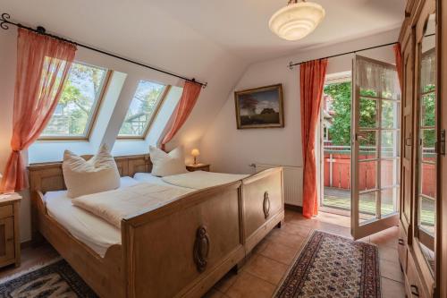 普雷罗Ferienwohnungen am Bernsteinweg的一间卧室设有木床和窗户。