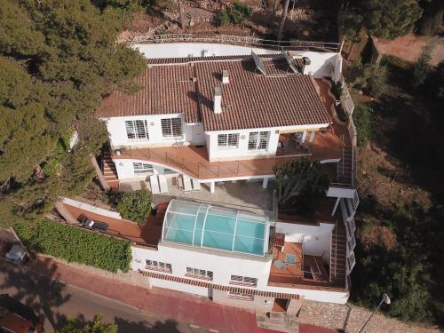 马拉加LU&CIA Villa Infinity的享有带游泳池的别墅的顶部景致
