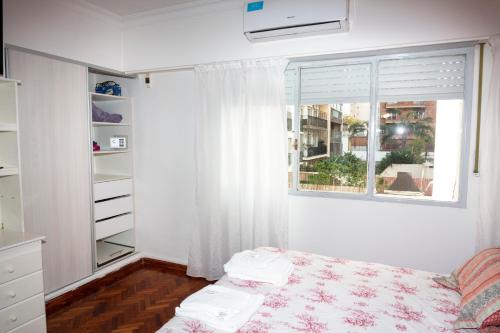 布宜诺斯艾利斯Palermo 2的一间卧室设有床、窗户和窗户。