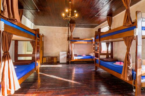 科托尔Montenegro Hostel 4U的客房设有三张双层床和吊灯。