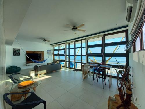 新戈尔戈纳Punta Malibu的客厅配有沙发和桌子